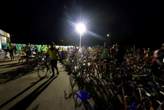 Certains concurrents partent de nuit, entre 23h et 3h du matin. Photo: Micke Fransson/Vätternrundan