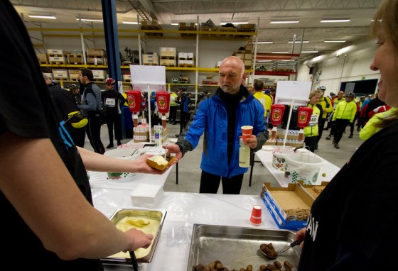 Boulettes de viande, purée de pommes de terre… certains ravitaillements, comme ici à Jönköping, sont très copieux. Foto: Micke Fransson/Vätternrundan