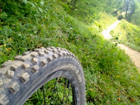 Selon les analyses en laboratoire du magazine Bike (Allemagne), dans le terrains, la taille des crampons n'est de loin pas l'élément qui "freine" le plus le roulement du pneu.