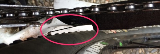 Le câble de dérailleur arrière prend un raccourci un peu direct. Le pneu vient parfois s'y frotter...