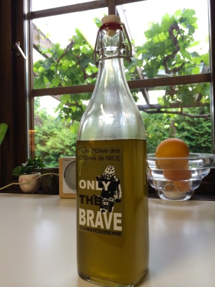 Le prix qui va bien de retour à la maison: la bouteille d'huile d'olive des collines de Nice avec le slogan de la TransV.