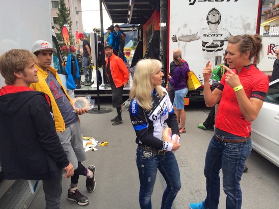 En "backstage" du podium, Ariane Kleinhans (tout à droite, leader de l'épreuve aux côtés de Annika Langvad discute avec une concurrente sous le regard des Valaisans Florian Golay et Phil Meyer, leaders de la catégorie "flow".