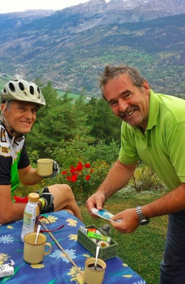 M. Reinhart dans son chalet sur les hauts de Viège: "Vous prendrez bien un café en attendant que le "compresseur" soit rechargé? Je fais aussi les pansements à votre collègue..."