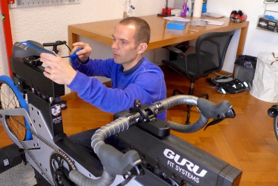 Thomas Schmidlin change la selle pour un modèle ressemblant à celui qui équipe mon vélo habituel.
