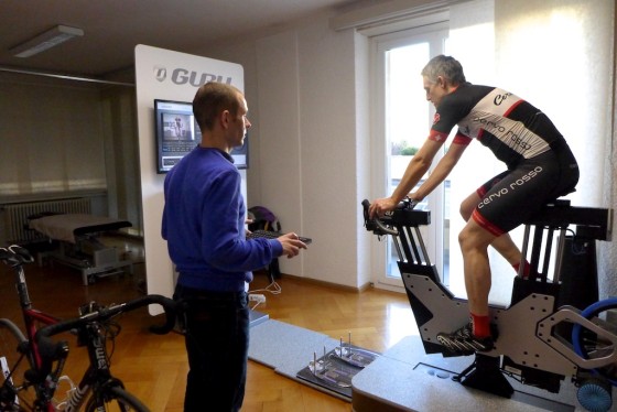 Le cycliste valide les changements de position en se fiant à ses propres sensations, sous le regard du spécialiste.