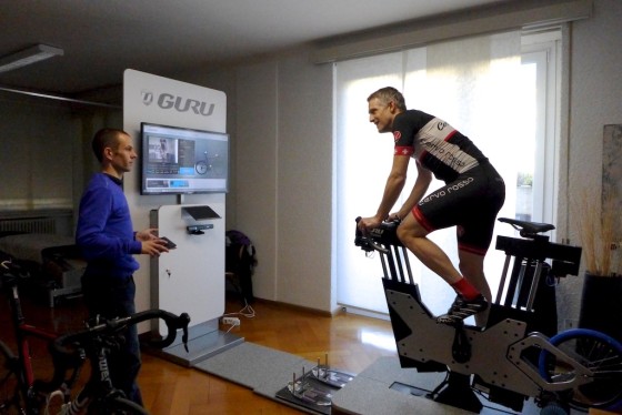 Le vélo bascule en position de montée et on peut également tester la danseuse.
