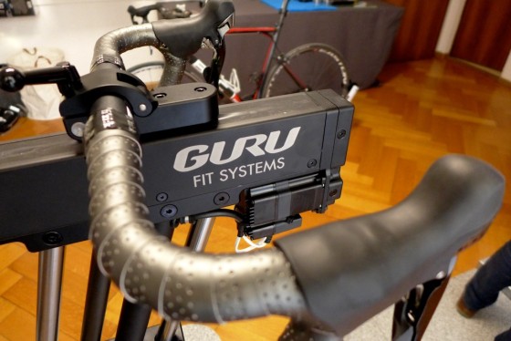 Potence et selle sont placés sur des chariots mobiles pour un ajustement en temps réel, sans stopper le pédalage.