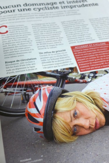 Hou, la méchante cycliste qui ne respecte pas la priorité, bien fait pour elle!