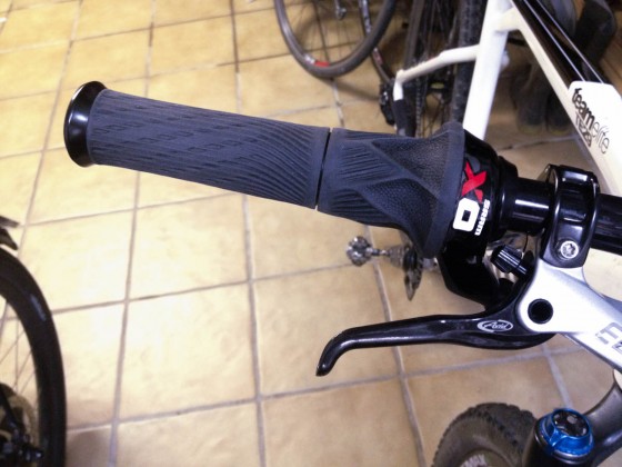 Les poignées Grip-Shift de Sram: la partie fixe est vraiment treès longue.