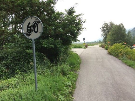 Fin de limitation à 60 km/h sur cette route des berges du Rhône entre Ardon et Aproz.
