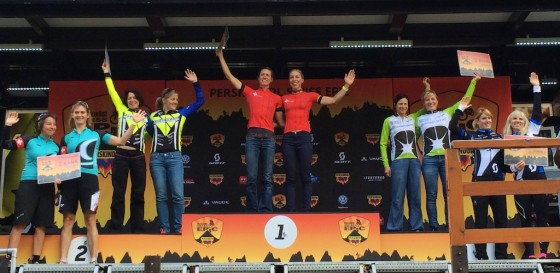 Le podium féminin du jour avec la victoire des Spezialiced II, formé d'Annika Langvald et Ariane Kleinhans.