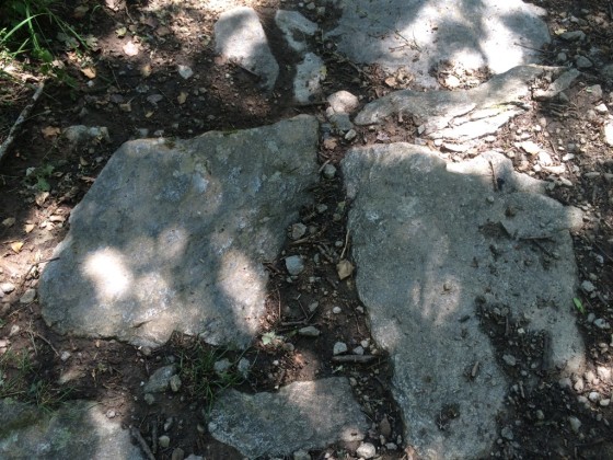 Ces deux pierres avaient été marquées d'une croix, bien visible, indiquant la fausse route.