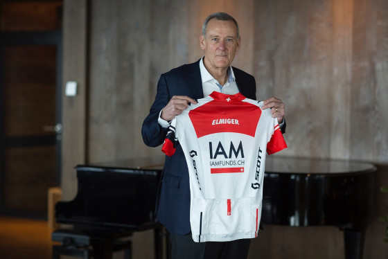 Michel Thétaz, le patron de IAM Cycling, a présenté le nouveau maillot de l'équipe ce 9 décembre à Montana. Photo IAM - Merot