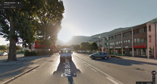 L'automobiliste obliquait à gauche pour se rendre dans la parking de la Raiffeisen. Illiustration Google Streetview, 2013, sans bande cyclable à l'époque.