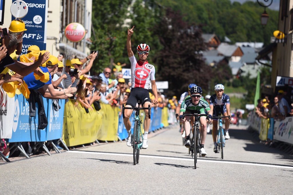 Gino Mäder sur le podium du Tour de l’Avenir