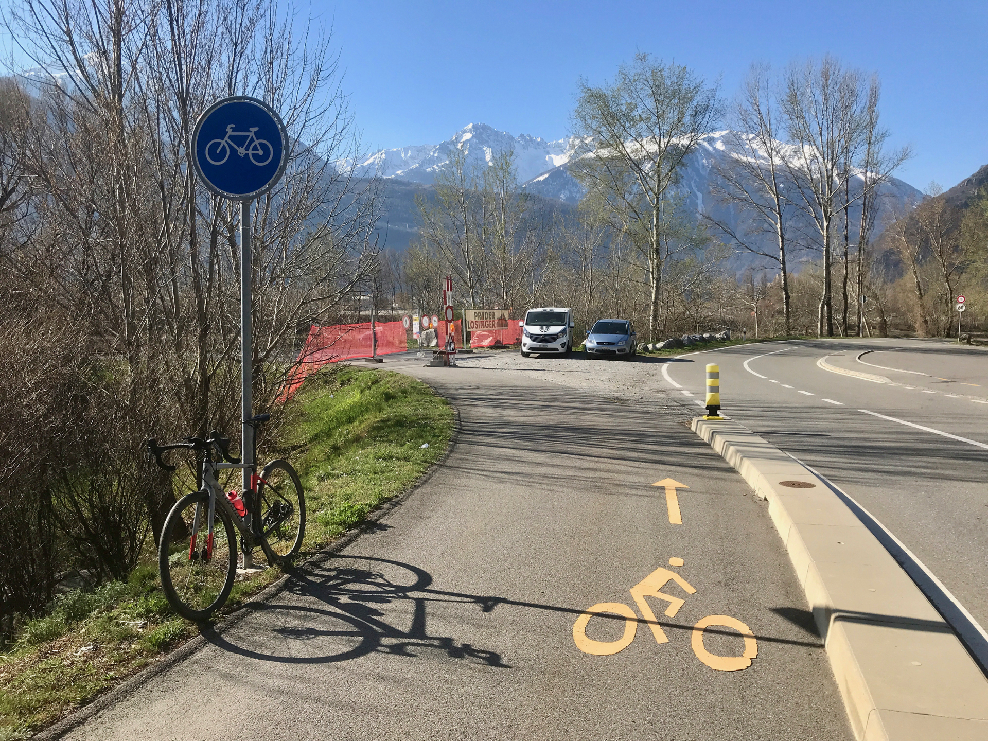 Il semblerait que nous soyons bien sur une piste cyclable, non? La imite est-elle toujours de 80 km/h pour les véhicules mortorisés autorisés à circuler ici?