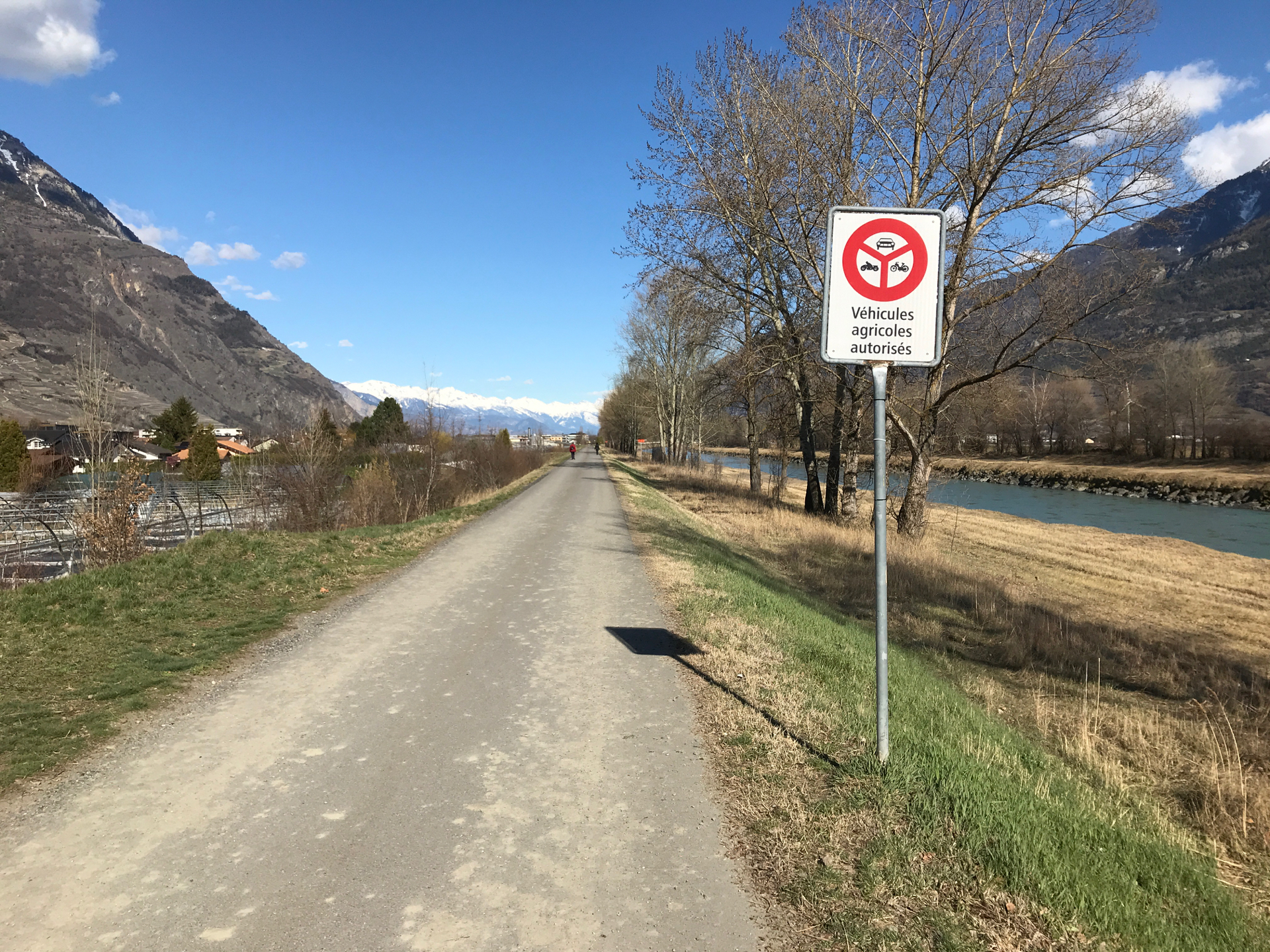 Ce panneau, qui ne mentione pas les riverains, mais ils sont tout de même autorisés à circuler ici. Toujours à 80 km/h. Enfin peut-être (lire ci-dessous).