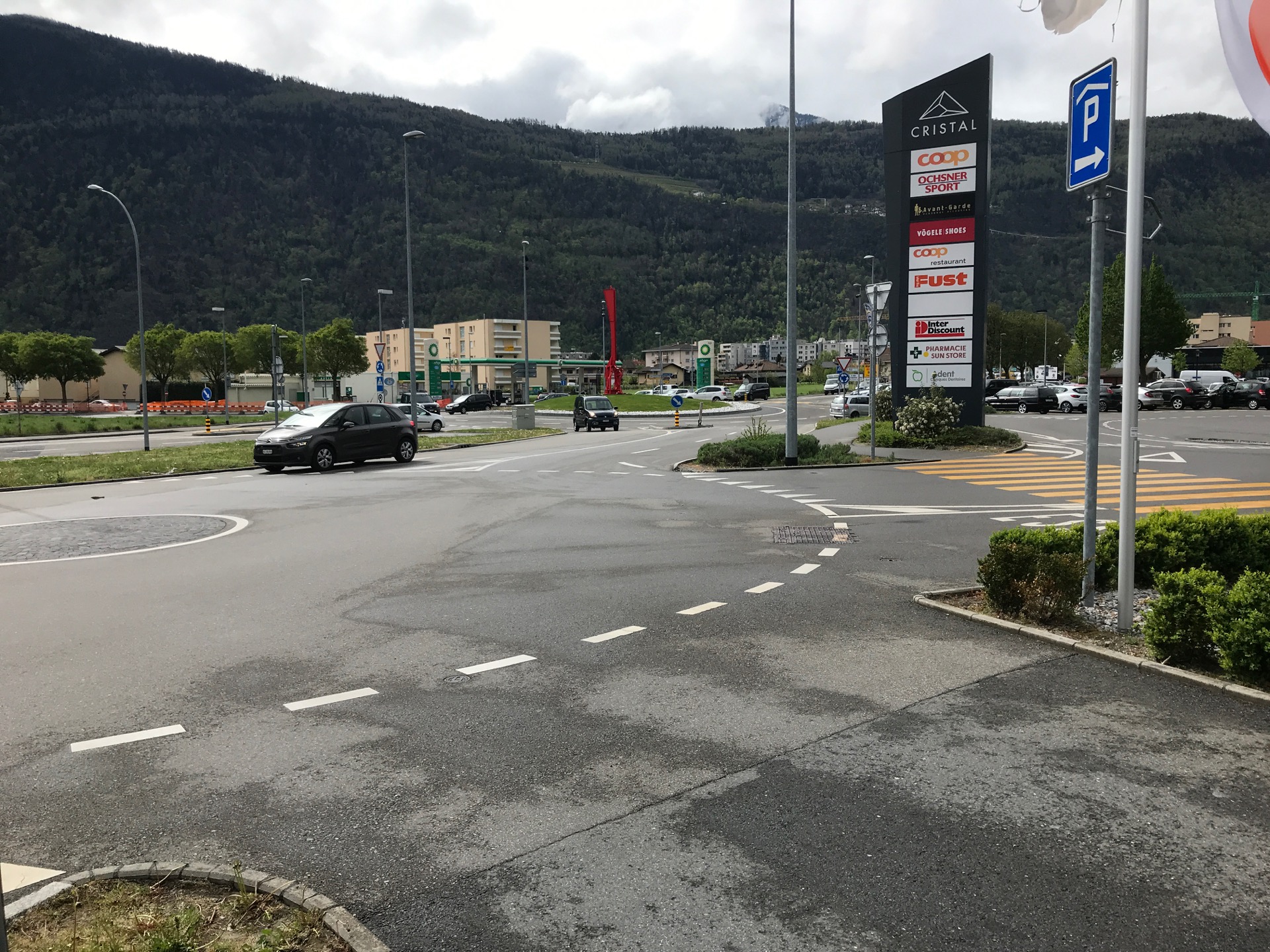 Un autre accès possible à vélo: par le trottoir et le passage piéton sur la droite.