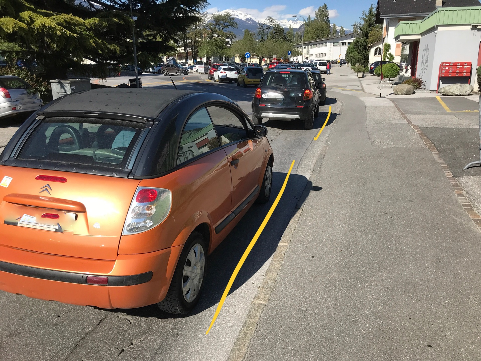 Sous la voiture se cache une bande cyclable, mais cela ne suffit pas à laisser passer un vélo...