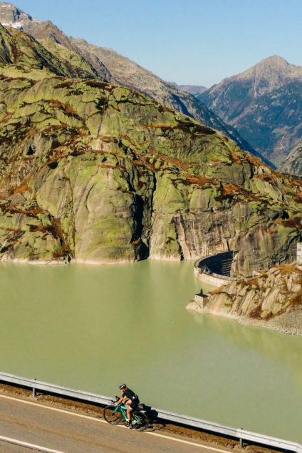 Dans le Grimsel, serrez bien à droite, car on passera que vous le fassiez ou non.
