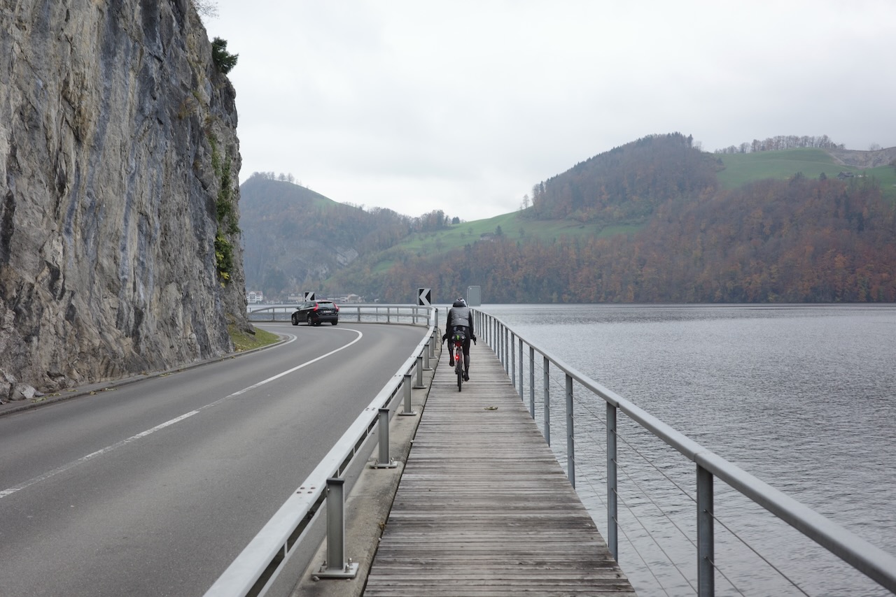 Piste cyclable en porte-à-faux le long du lac de Sarnen.
