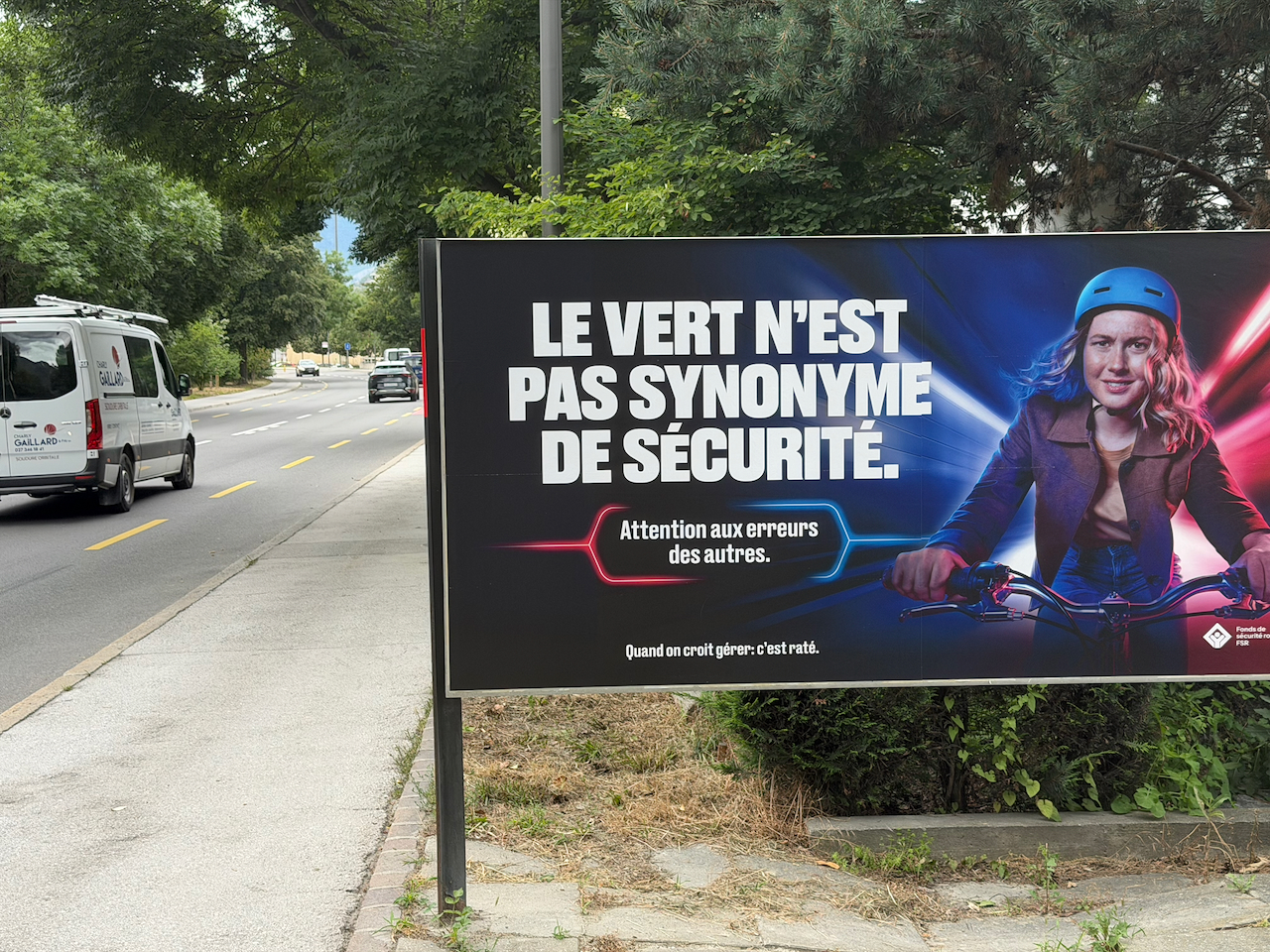 Une affiche avec le texte